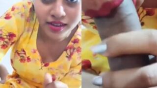 Hot babe gives lubricious desi blowjob